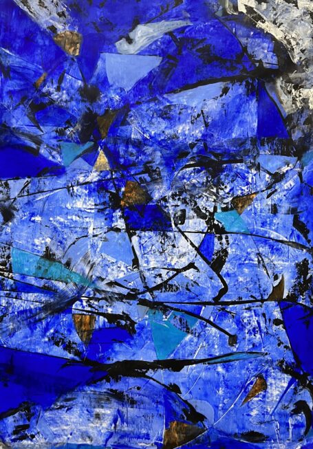 Abstrakt maleri i blåt som kan være et snelandskab, en isblomst eller forskellige veje til sandheder