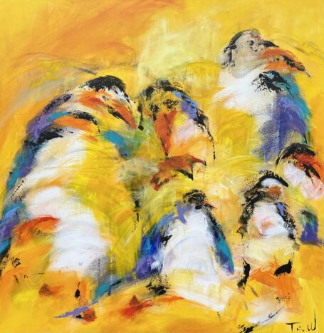 Kvadratisk gult maleri med kklare farver, abstrakt maleri og samtidig kan man se pingviner i af forskellig størrelse og art.