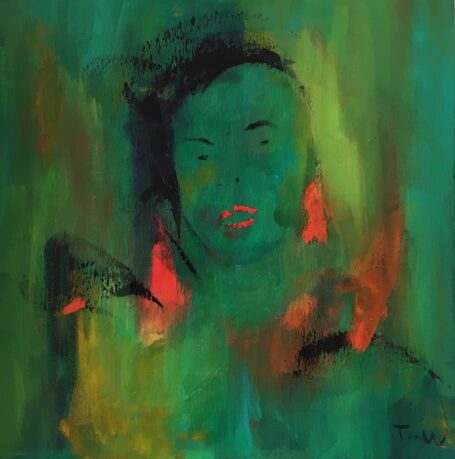 Portræt af kvinde på grøn baggrund med røde øreringe.