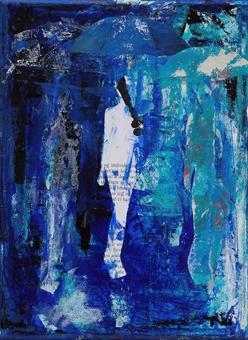 Mixed maedier med collage, akryl på canvas og tryk giver fornemmelse af mennesker i regnvejr. og maleri i blåt