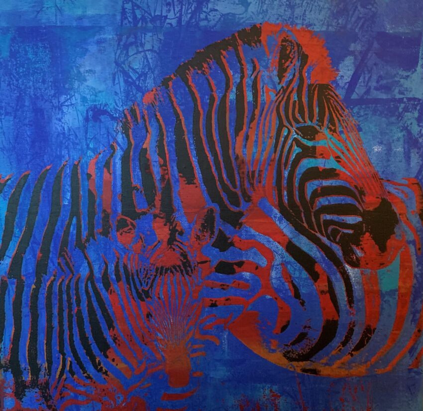 Udsnit af 3 zebra i sort og rød på spændende blå baggrund