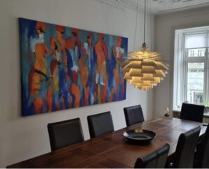 Stort maleri udsmykker væggen i mødelokalet og skaber liv og samtalestof i virksomheden