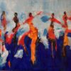 Under åben himmel er et abstrakt maleri med smuk blå baggrund, hvor mennesker i varme farver og kontrastfyldte nuancer danser